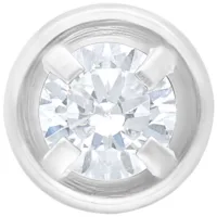 Kristallklarer Labret mit Innengewinde 1,2 mm Silberner Labret mit kristallklarem Stein auf weißem Hintergrund