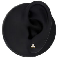 Trinity Piercing Aufsatz aus 14K Gold mit klaren Kristallen auf schwarzem Ohrmodell