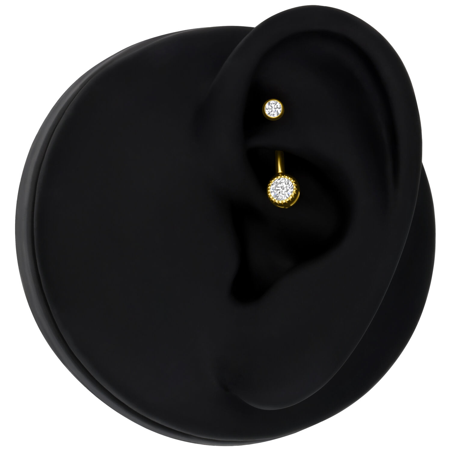 Goldenes Piercing mit klarem Kristall an schwarzem Ohrmodell