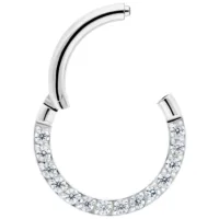 Silberner Pave Set Crystal Clicker mit klaren Kristallen auf weißem Hintergrund