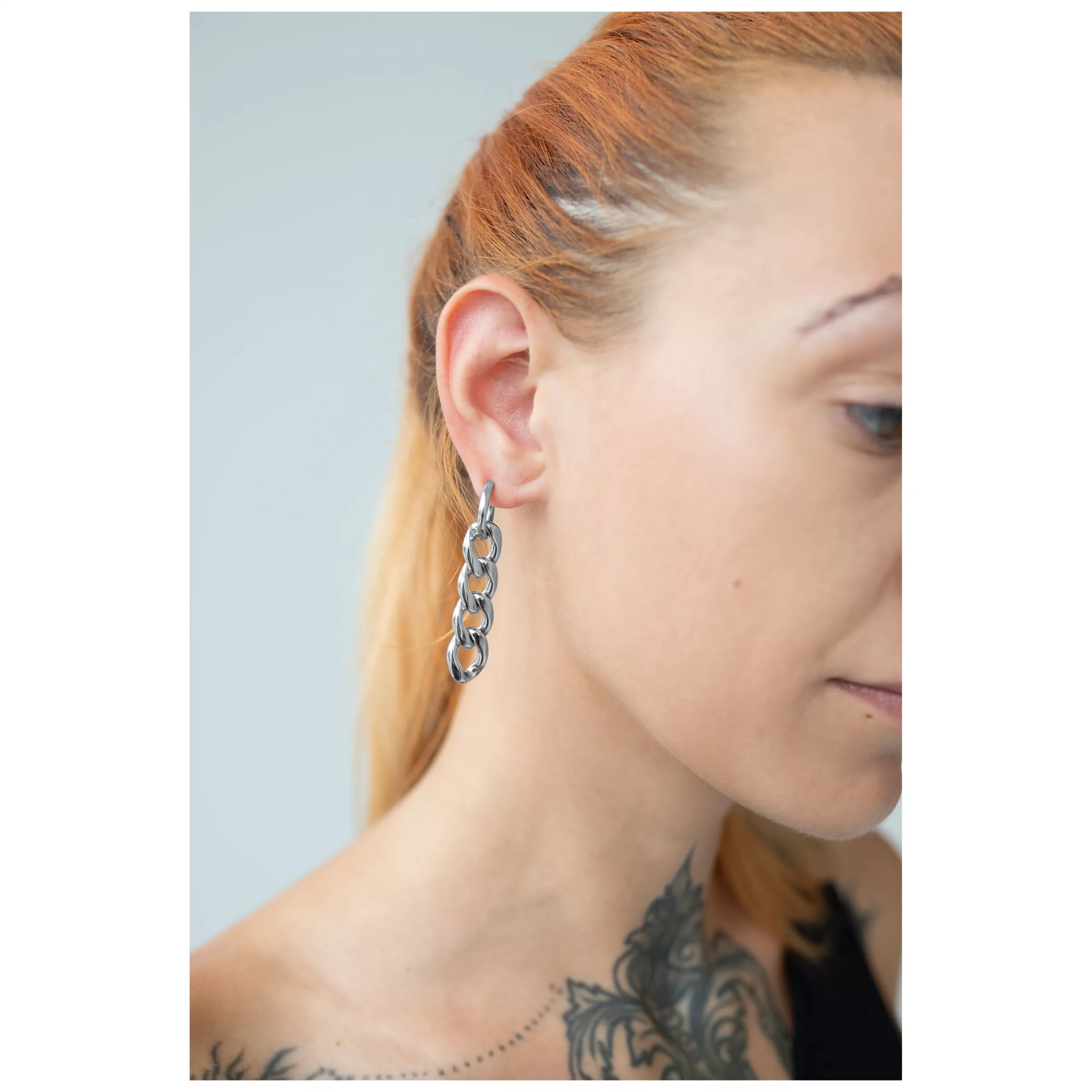 Elegante Little Chunky Hoops in Silber Frau mit silbernen Little Chunky Hoops aus Edelstahl am Ohr