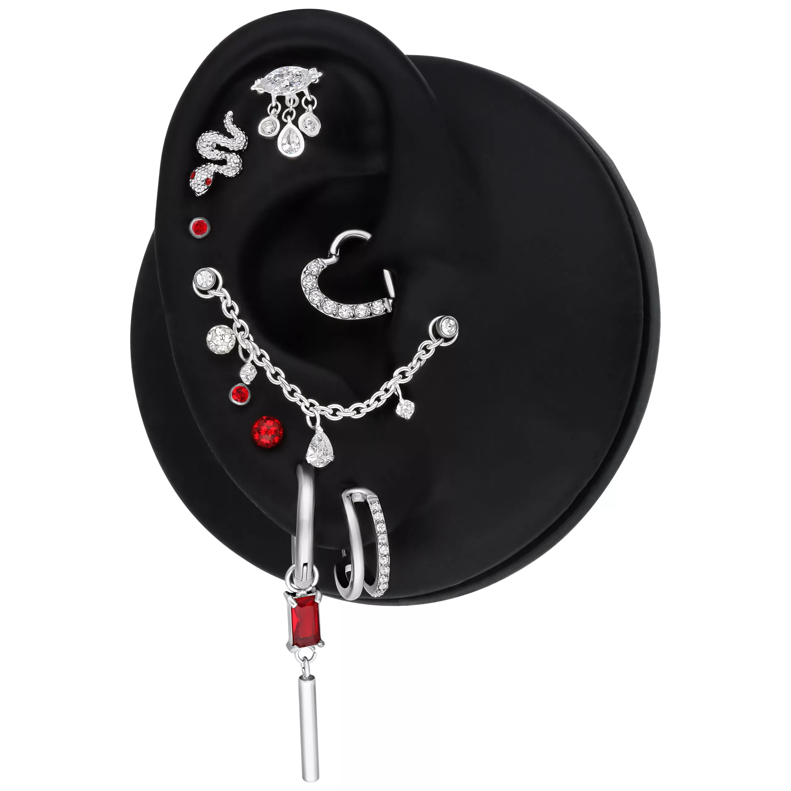 Silberne Piercingkette mit klaren Kristalltropfen an schwarzem Modell