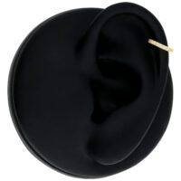 Goldener Ring mit Diamanten an schwarzem Ohrmodell auf weißem Hintergrund