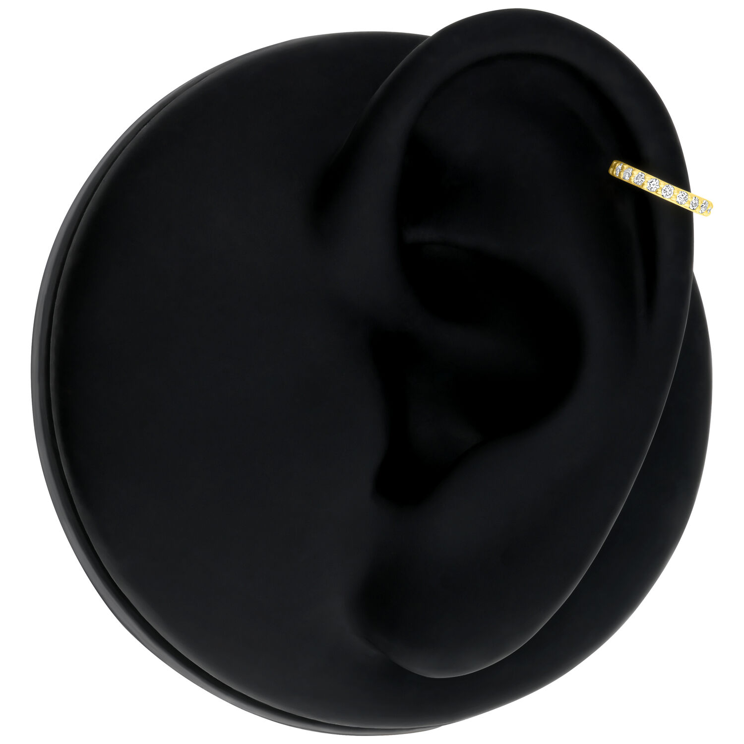 Goldener Ring mit Diamanten an schwarzem Ohrmodell auf weißem Hintergrund