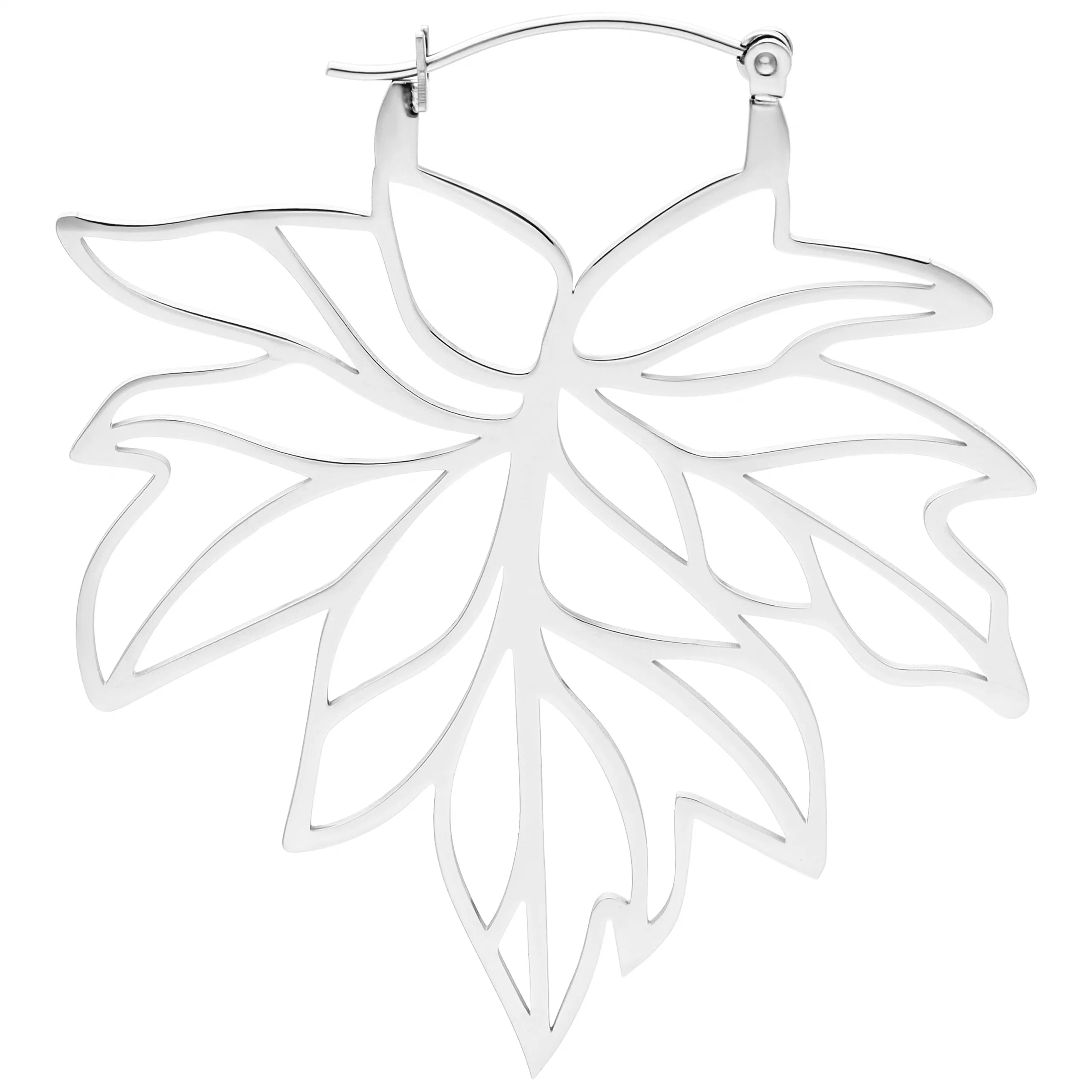 Silberne Ohrringe in Blattform aus Chirurgenstahl auf weißem Hintergrund