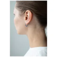 Elegante Little 5 Rings Hoops in Silber Silberne Ohrringe mit fünf Ringen an einem Ohr, seitliche Ansicht