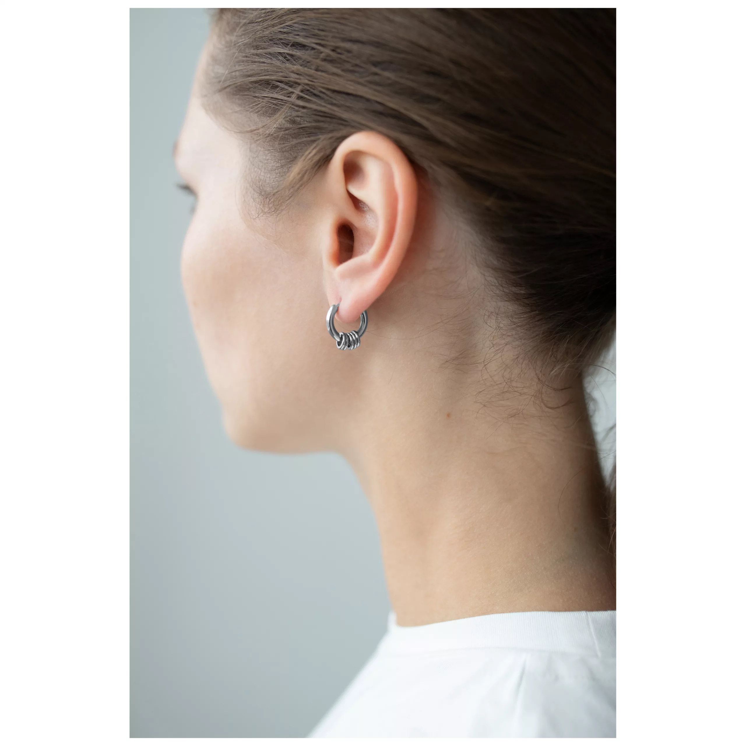 Elegante Little 5 Rings Hoops in Silber Silberne Ohrringe mit fünf Ringen an einem Ohr, seitliche Ansicht