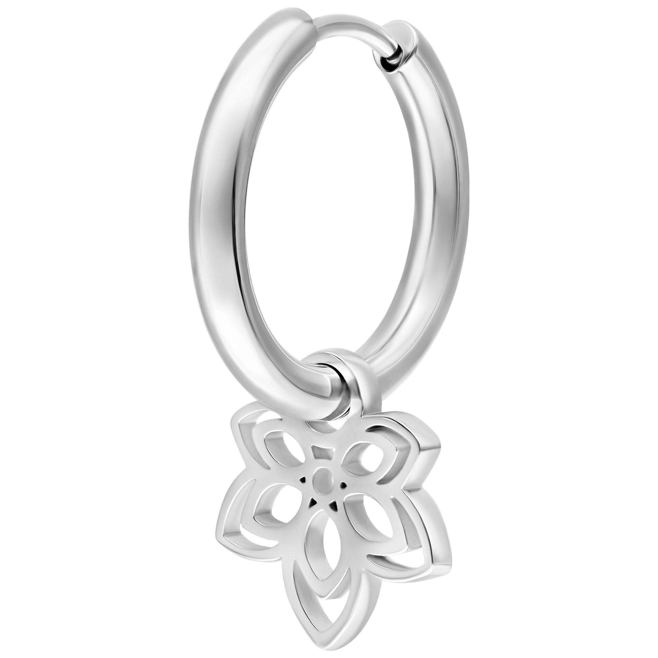 Silberne Ohrringe mit Blumenanhänger auf weißem Hintergrund