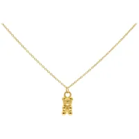 Goldene Kette mit Gummibärchen-Anhänger auf weißem Hintergrund