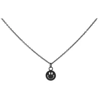 Schwarze Metallkette mit Smiley-Anhänger auf weißem Hintergrund