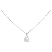 Silberne Smiley-Kette aus Chirurgenstahl auf weißem Hintergrund