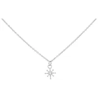 Silberne Kette mit Polarstern-Anhänger auf weißem Hintergrund