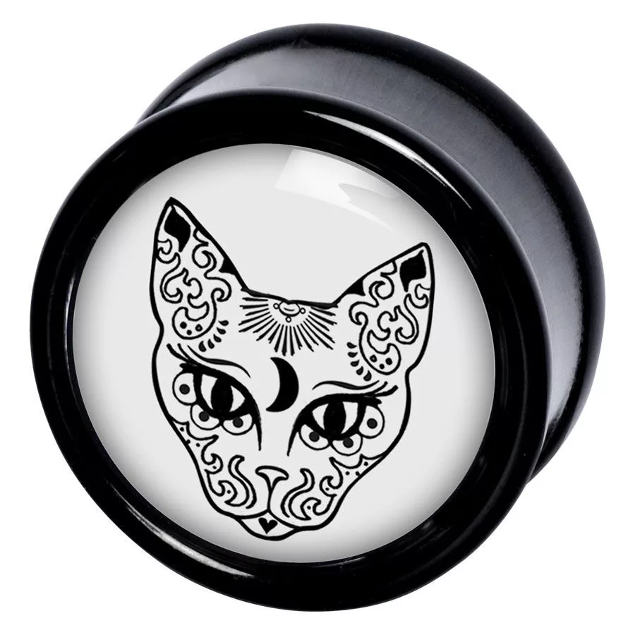 Schwarzer Plug mit weißem Katzenmotiv und Ornamenten auf weißem Hintergrund