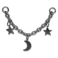 Schwarze Piercingkette mit Mond und Sternen auf weißem Hintergrund