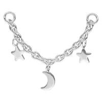 Silberne Kette mit Mond und Sternen auf weißem Hintergrund