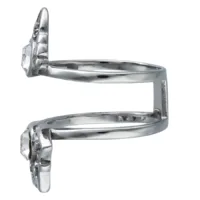 Silberfarbener Ring aus Chirurgenstahl mit klarem Kristall, Größe 17mm, auf weißem Hintergrund