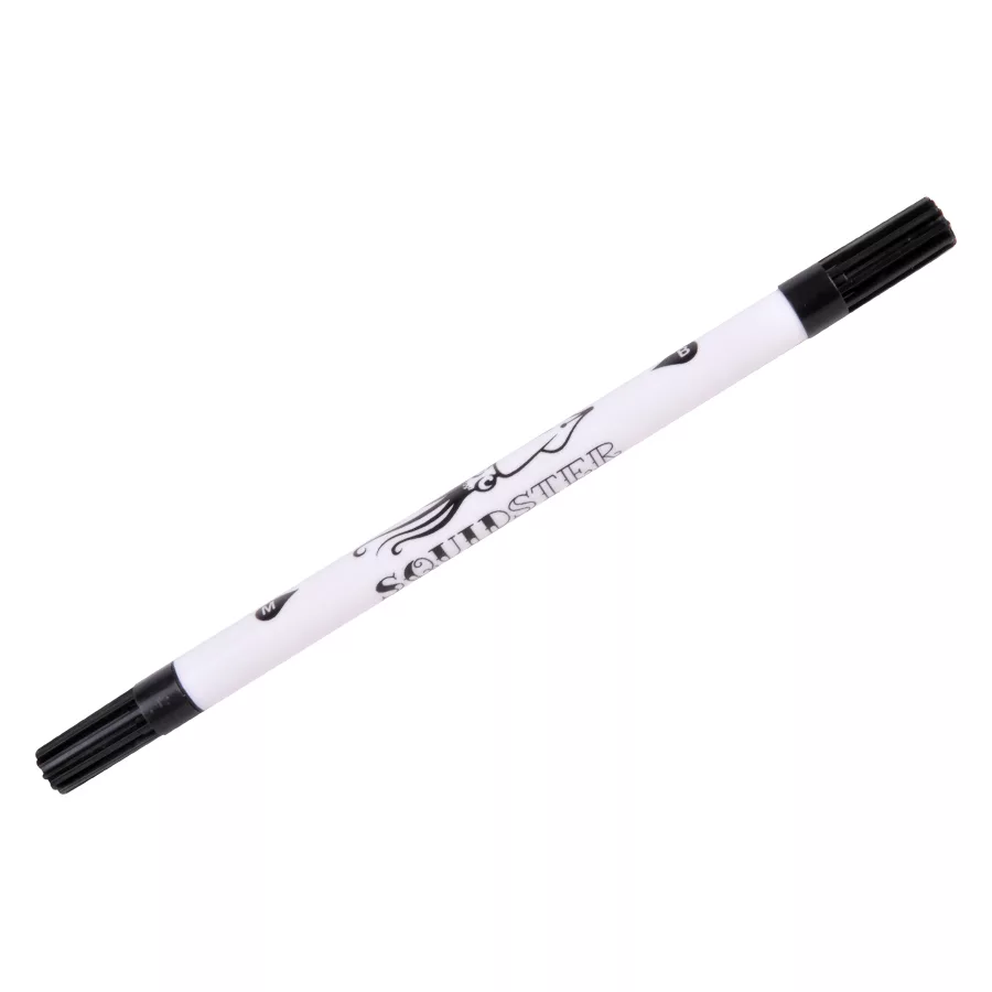 Schwarzer Squidster Tattoo Stift auf weißem Hintergrund