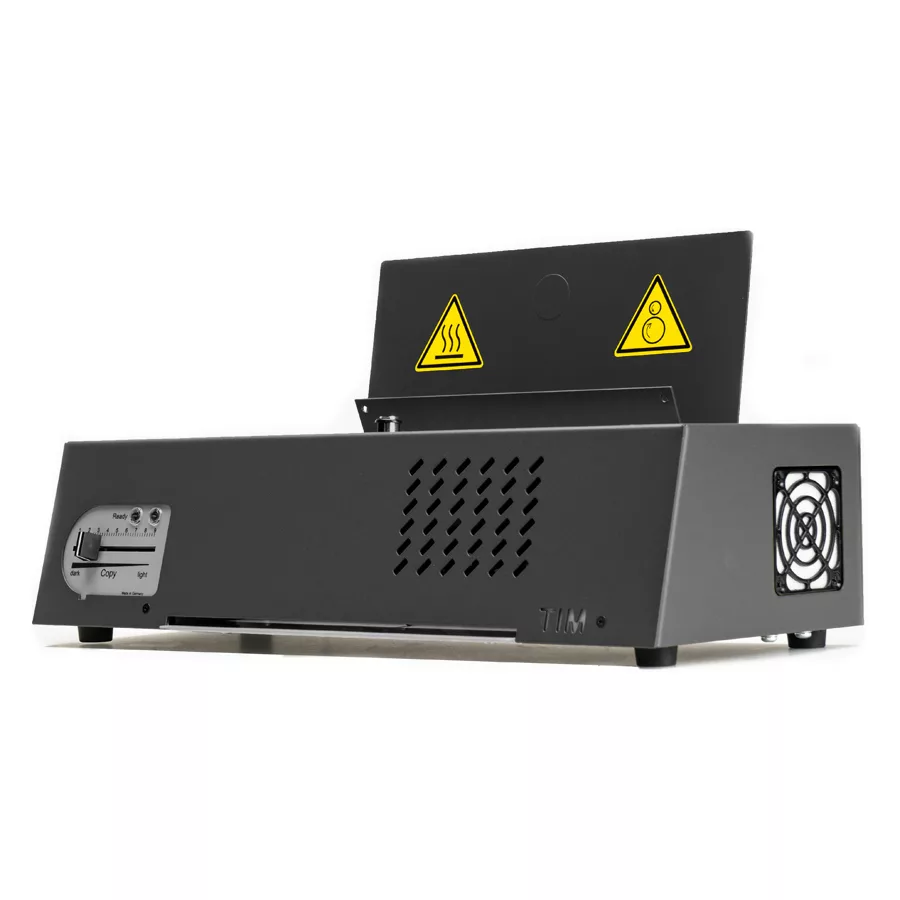 Schwarzer Thermokopierer TIM auf weißem Hintergrund mit Lüftungsgitter und Bedienfeld