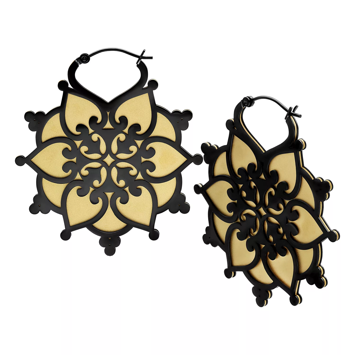 Schwarze Floralis Hoops Ohrringe mit filigranem Muster auf weißem Hintergrund