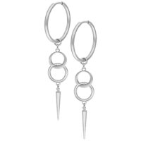 Silberne Hoops mit zwei Ringen und spitzem Anhänger auf weißem Hintergrund