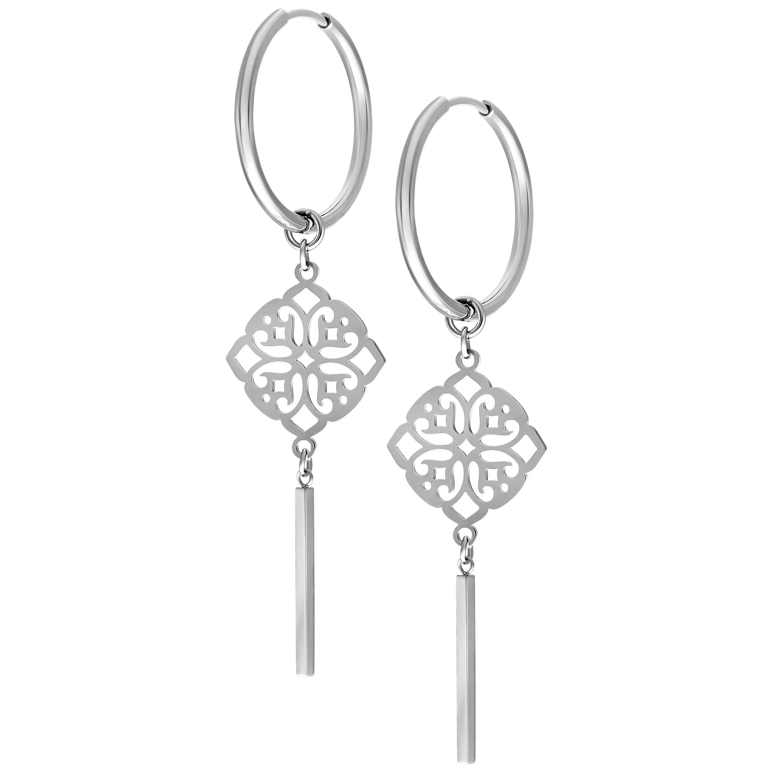 Silberne Ohrringe mit Kleeblatt-Anhänger auf weißem Hintergrund