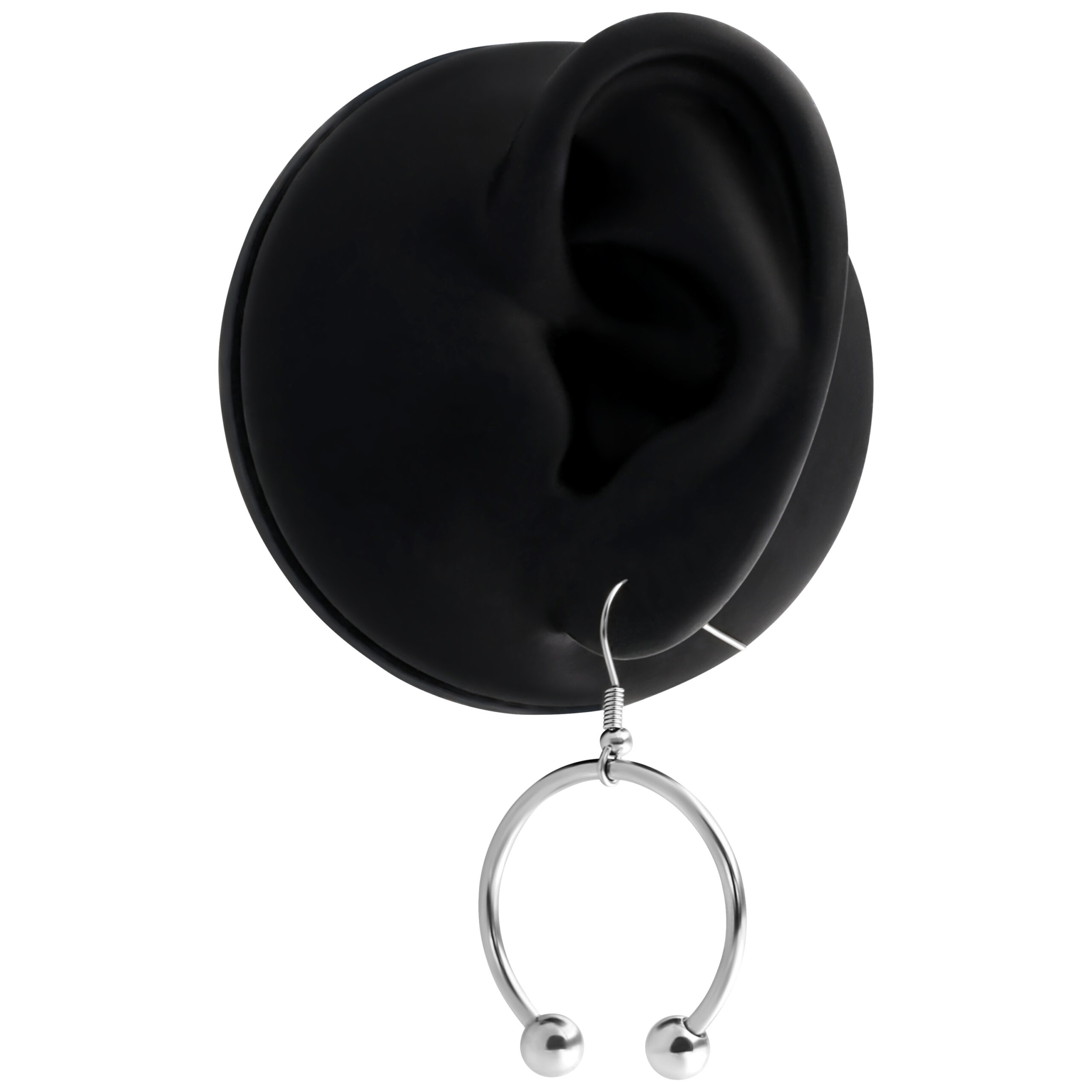 Silberne runde Barbell-Ohrringe an einem schwarzen Ohrmodell auf weißem Hintergrund