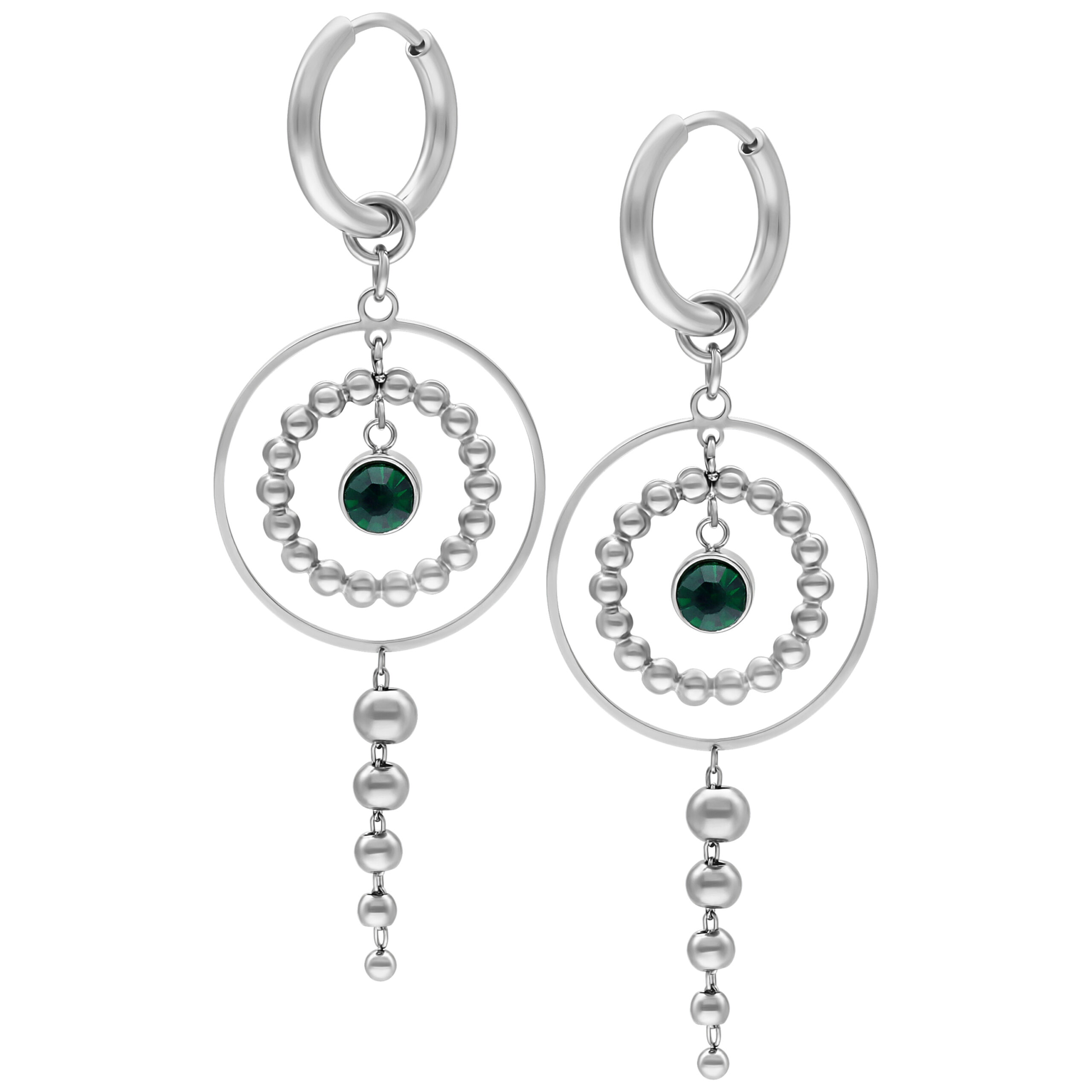 Silberne Creolen mit smaragdgrünem Kristall auf weißem Hintergrund