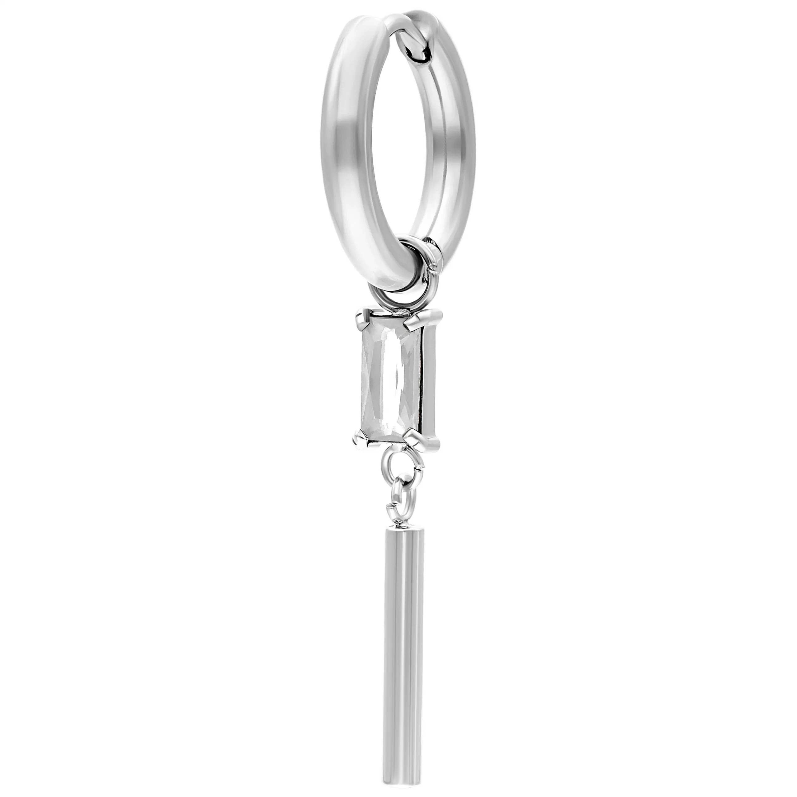 Silberne Creolen mit rechteckigem, kristallklarem Kristall und Anhänger auf weißem Hintergrund