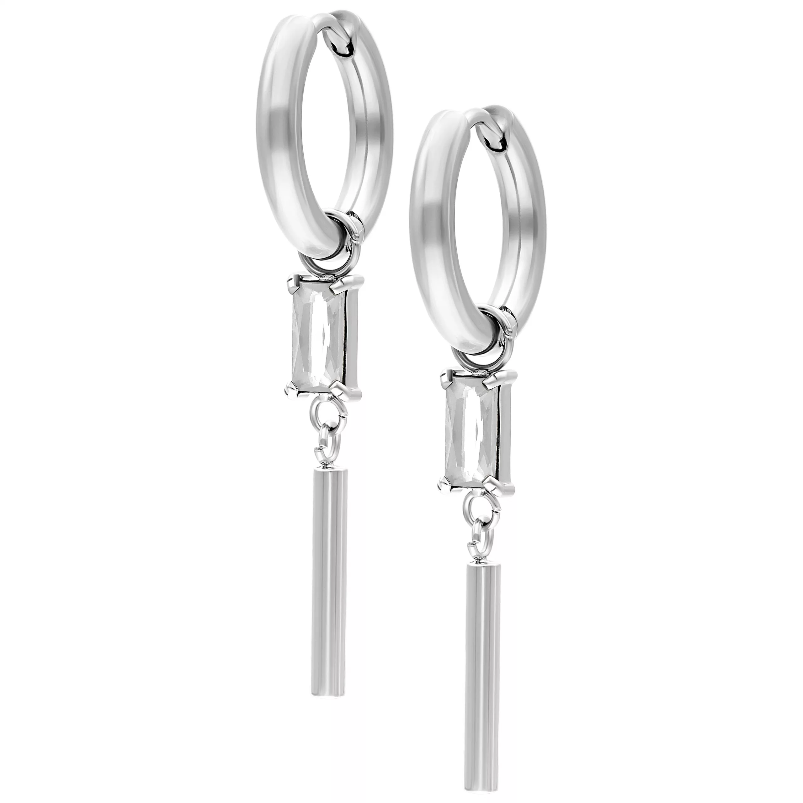 Silberne Ohrringe mit klarem Kristallanhänger auf weißem Hintergrund