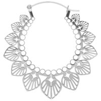 Silberne Creolen im Sonnenblumendesign, hochglanzpoliert auf weißem Hintergrund