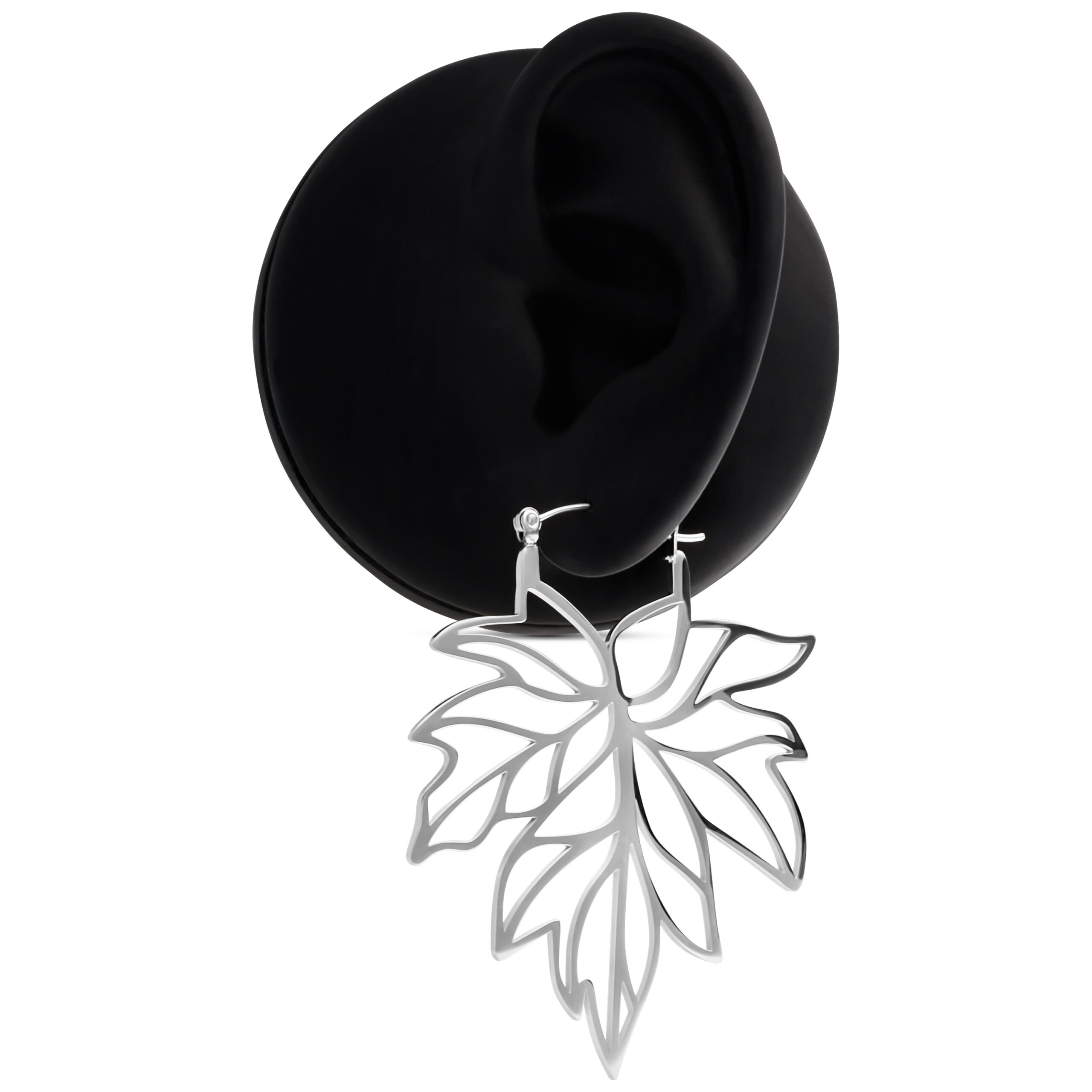 Silberne Herbstblatt-Ohrringe aus Chirurgenstahl vor schwarzem Hintergrund