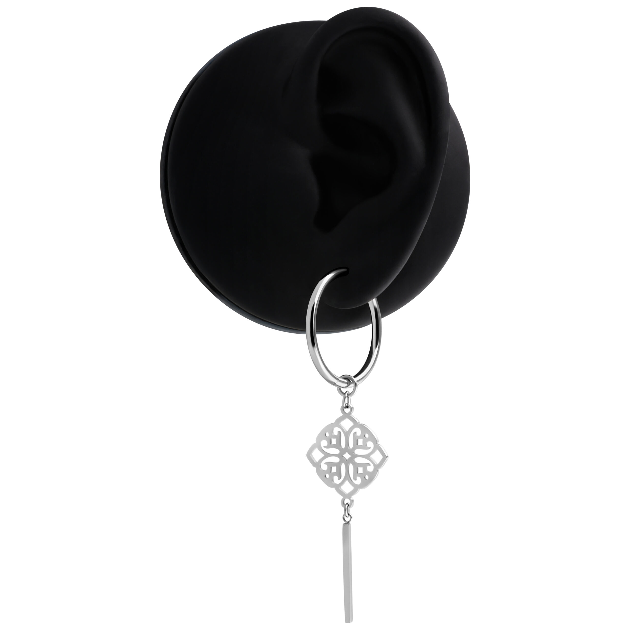 Silberne Clover Hoops Ohrringe an schwarzem Ohrmodell auf weißem Hintergrund