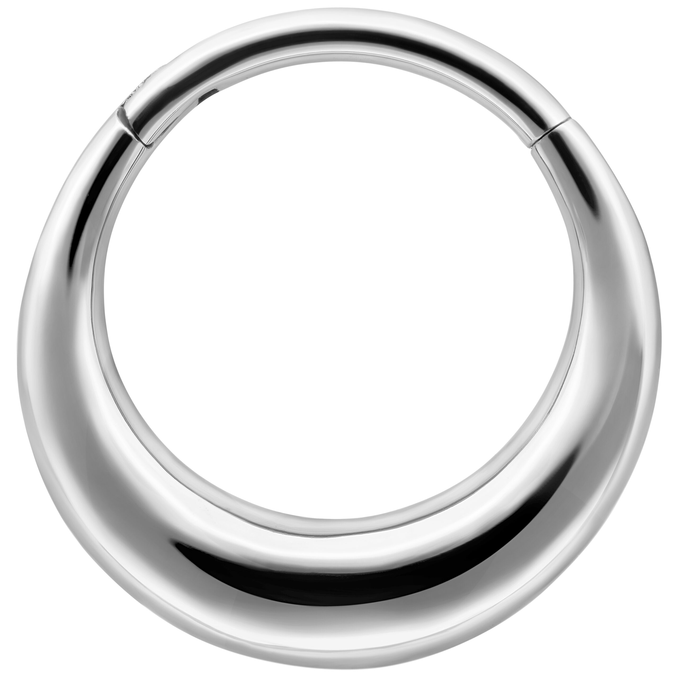 Silberner Piercingring aus Chirurgenstahl, 10 mm Innendurchmesser auf weißem Hintergrund