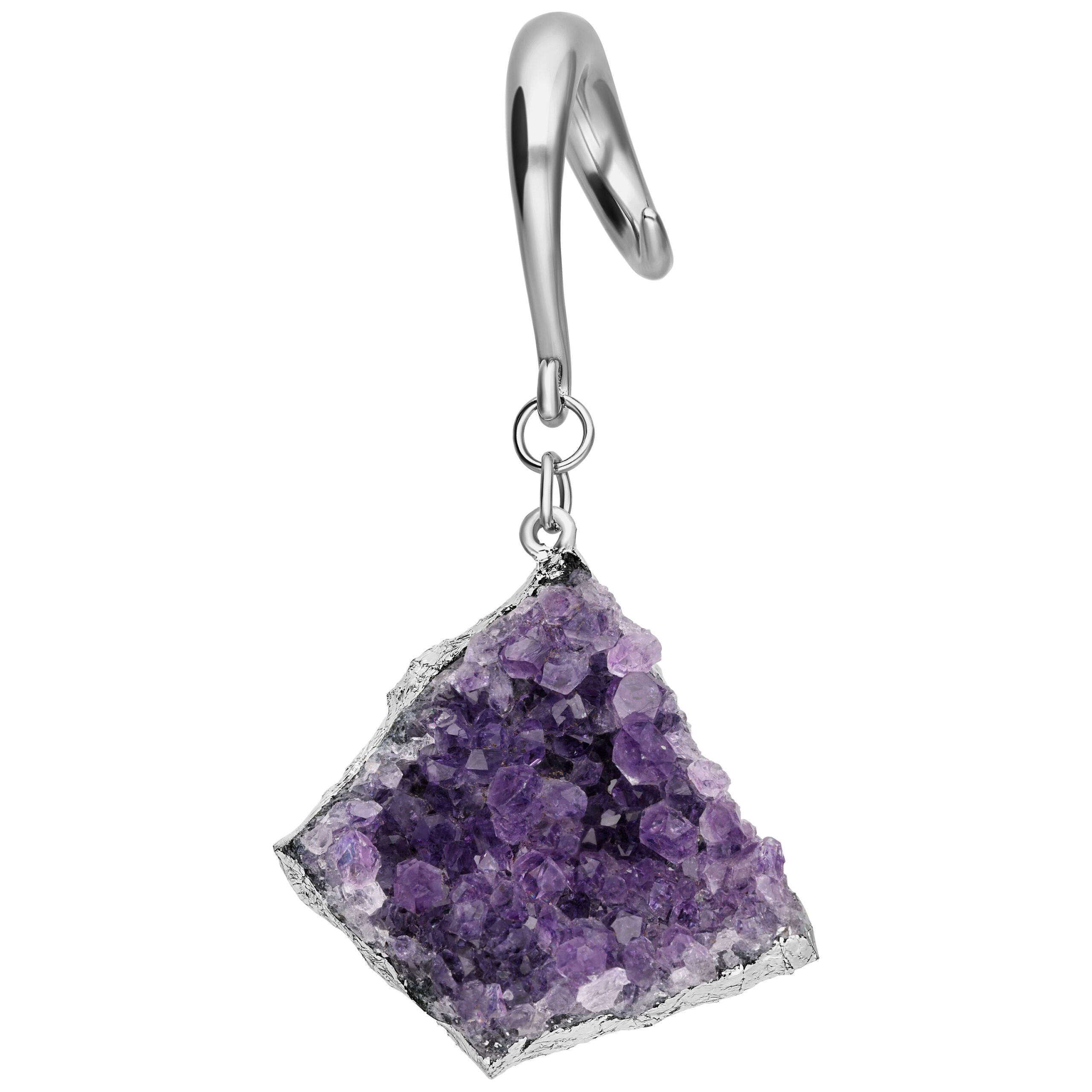 Ohrgewicht aus Amethystkristallen an einem silbernen Haken vor weißem Hintergrund
