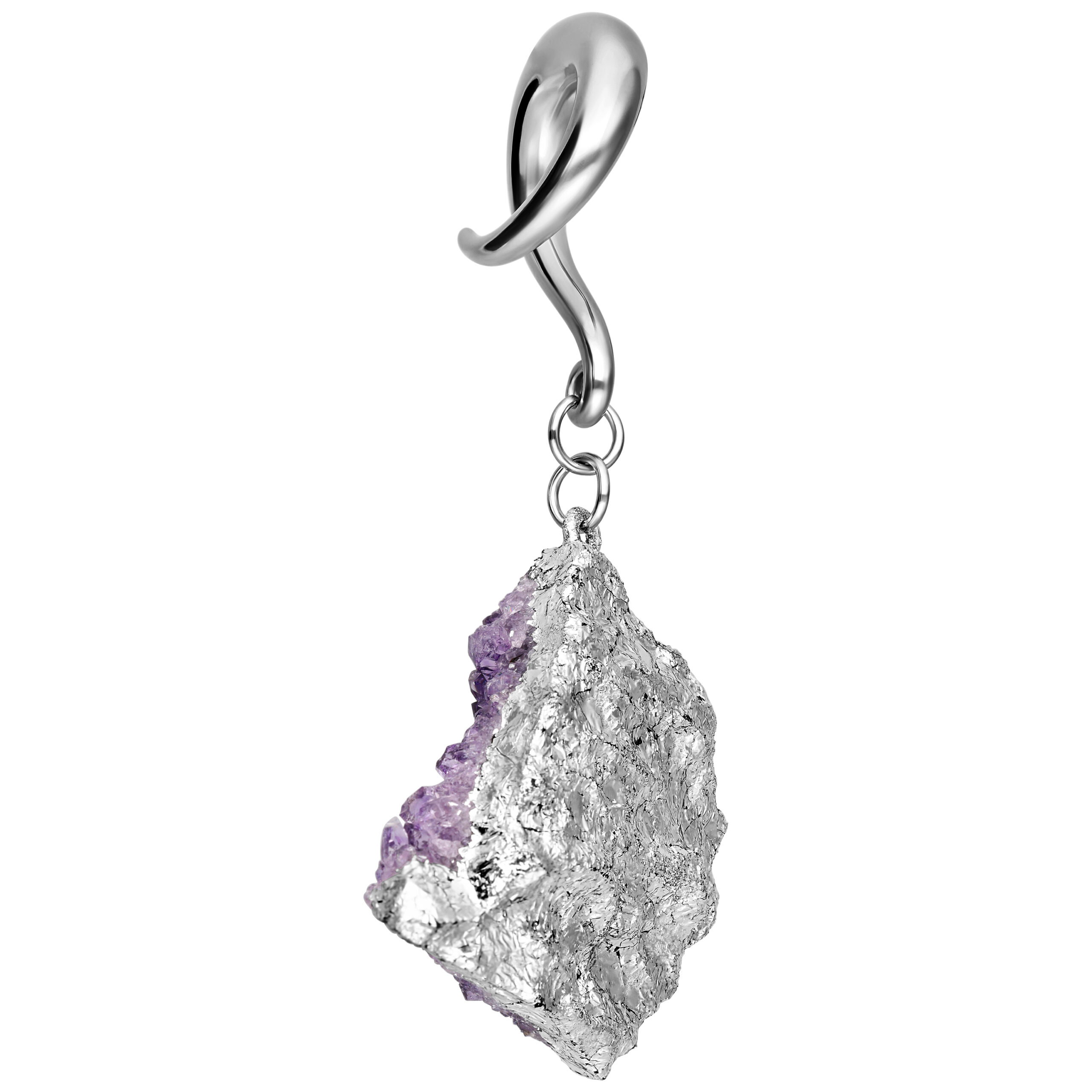 Silbernes Ohrgewicht mit Amethystkristall vor weißem Hintergrund