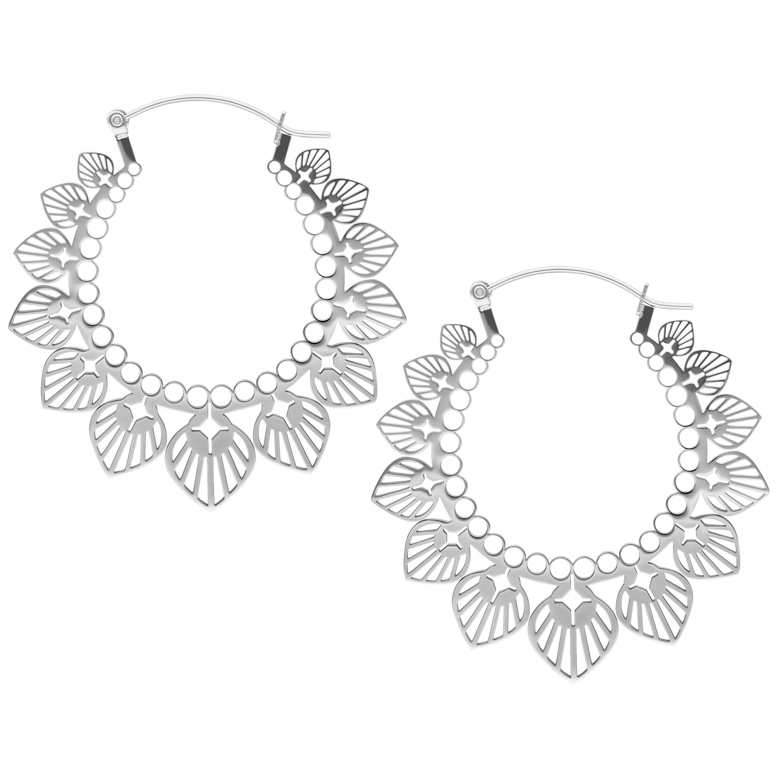 Paar silberne Sunflower Bubble Hoops Ohrringe auf weißem Hintergrund