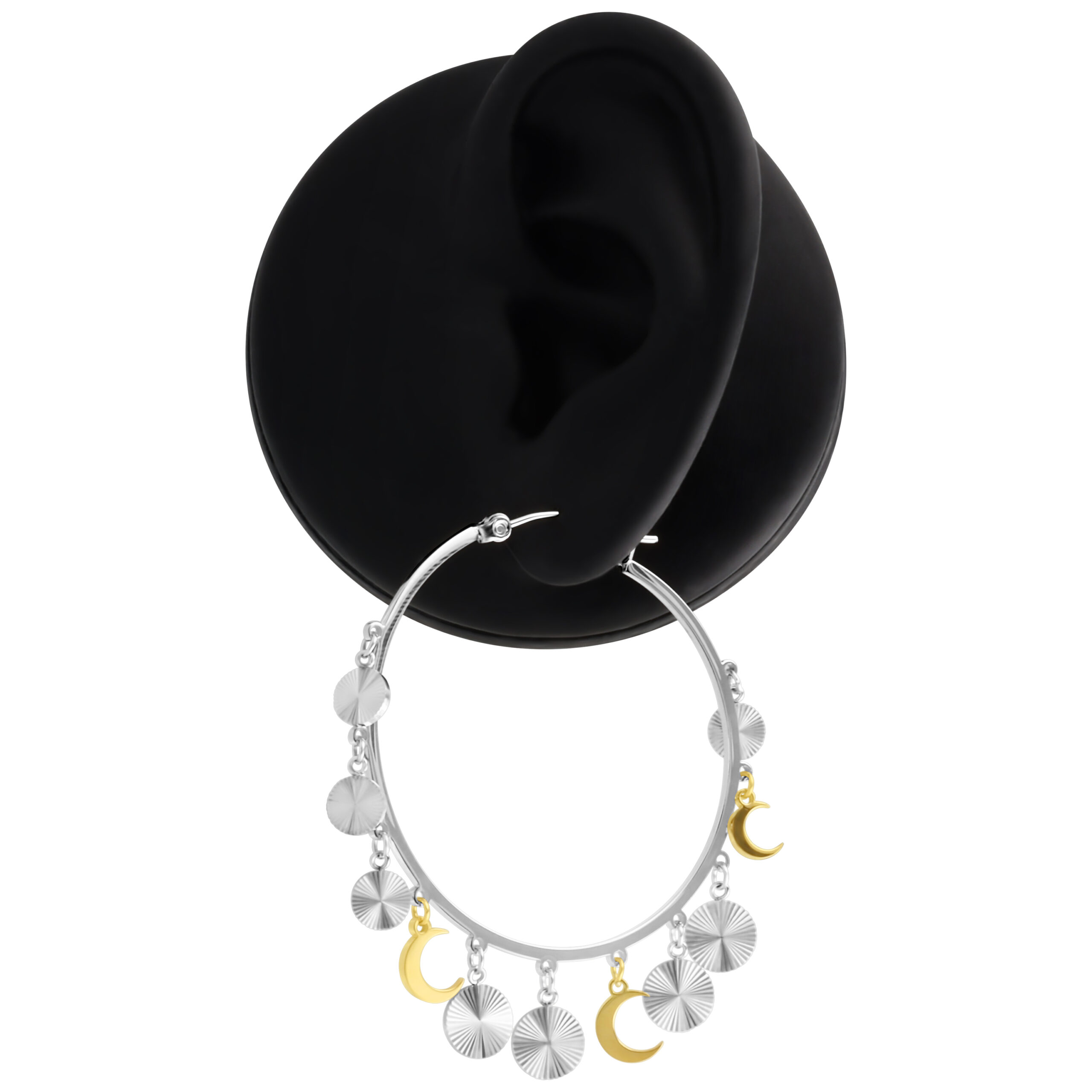 Silberne und goldene Hängeohrringe an einem schwarzen Display