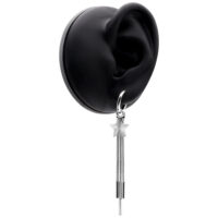 Silberne Stern-Hoops aus Edelstahl an schwarzem Ohrmodell auf weißem Hintergrund