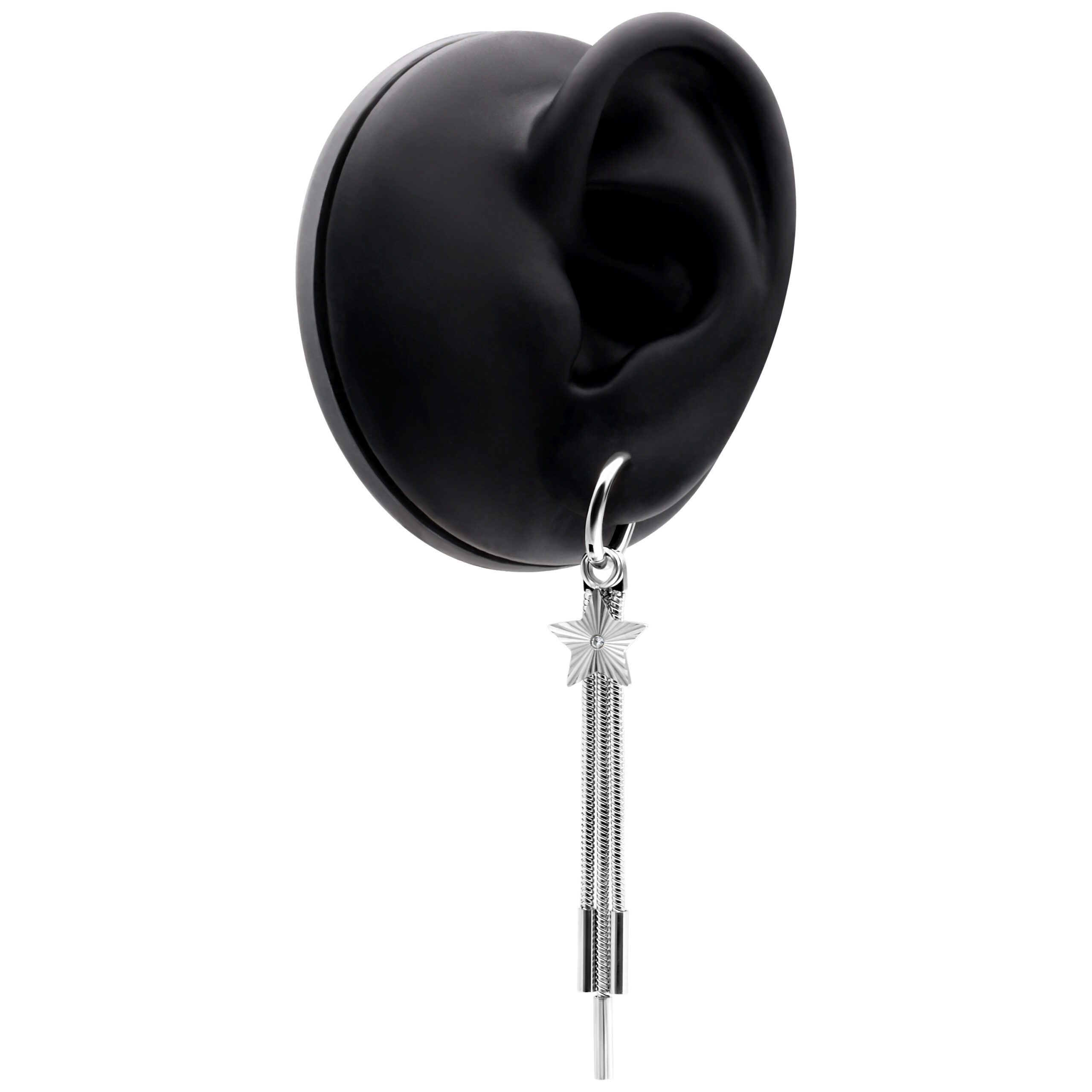 Silberne Stern-Hoops aus Edelstahl an schwarzem Ohrmodell auf weißem Hintergrund