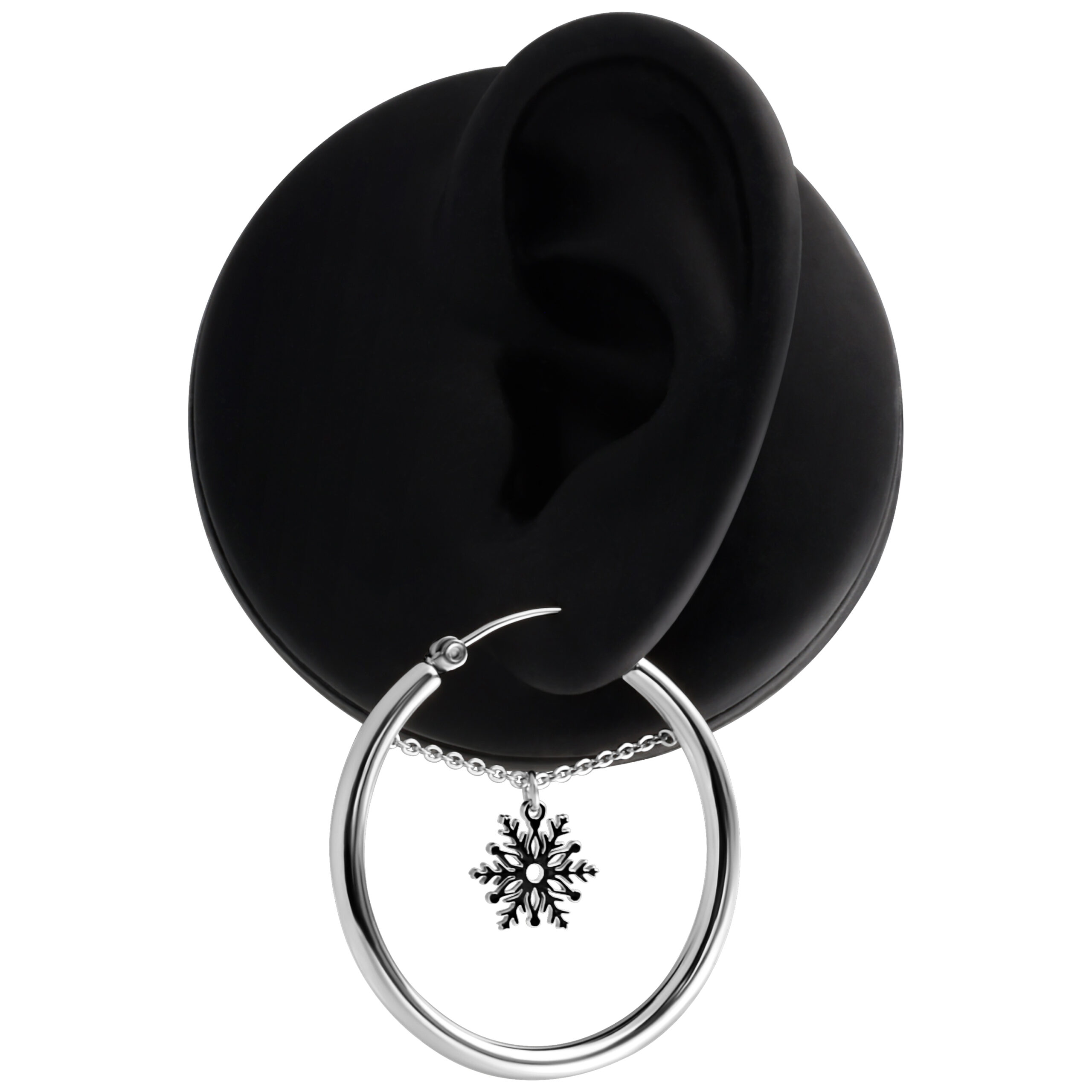 Silberne Creolen mit Schneeflocken-Anhänger vor schwarzem Hintergrund