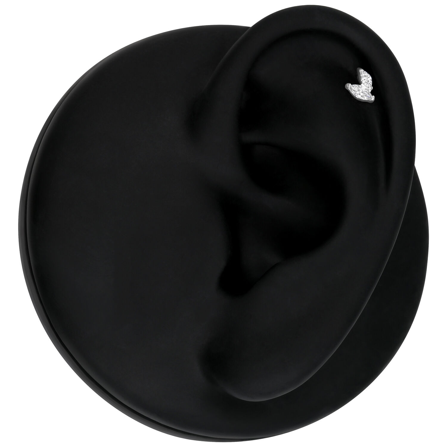 Silberfarbener Piercingaufsatz mit klaren Kristallen auf schwarzem Hintergrund