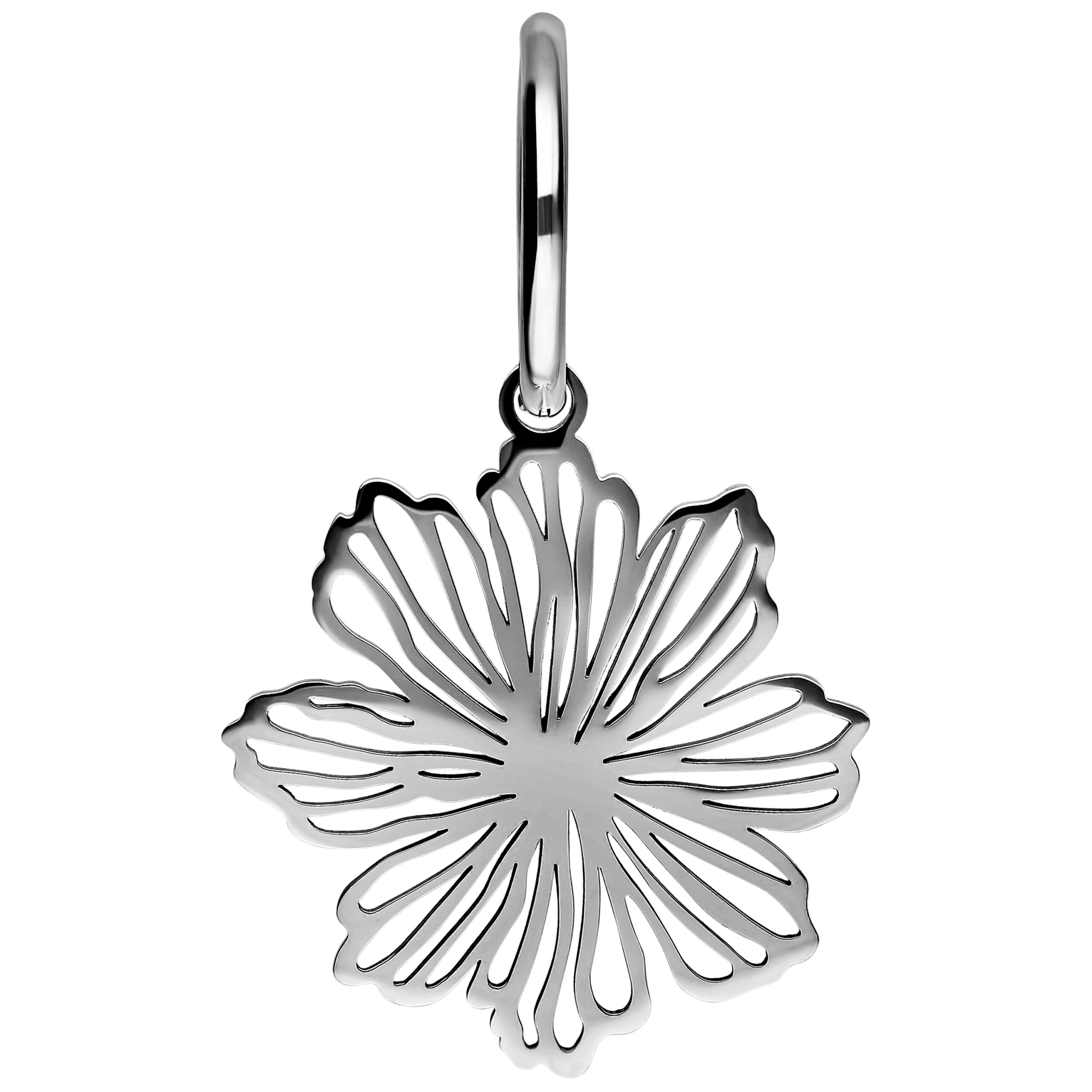 Silberfarbener Blumenohrring aus Edelstahl auf weißem Hintergrund