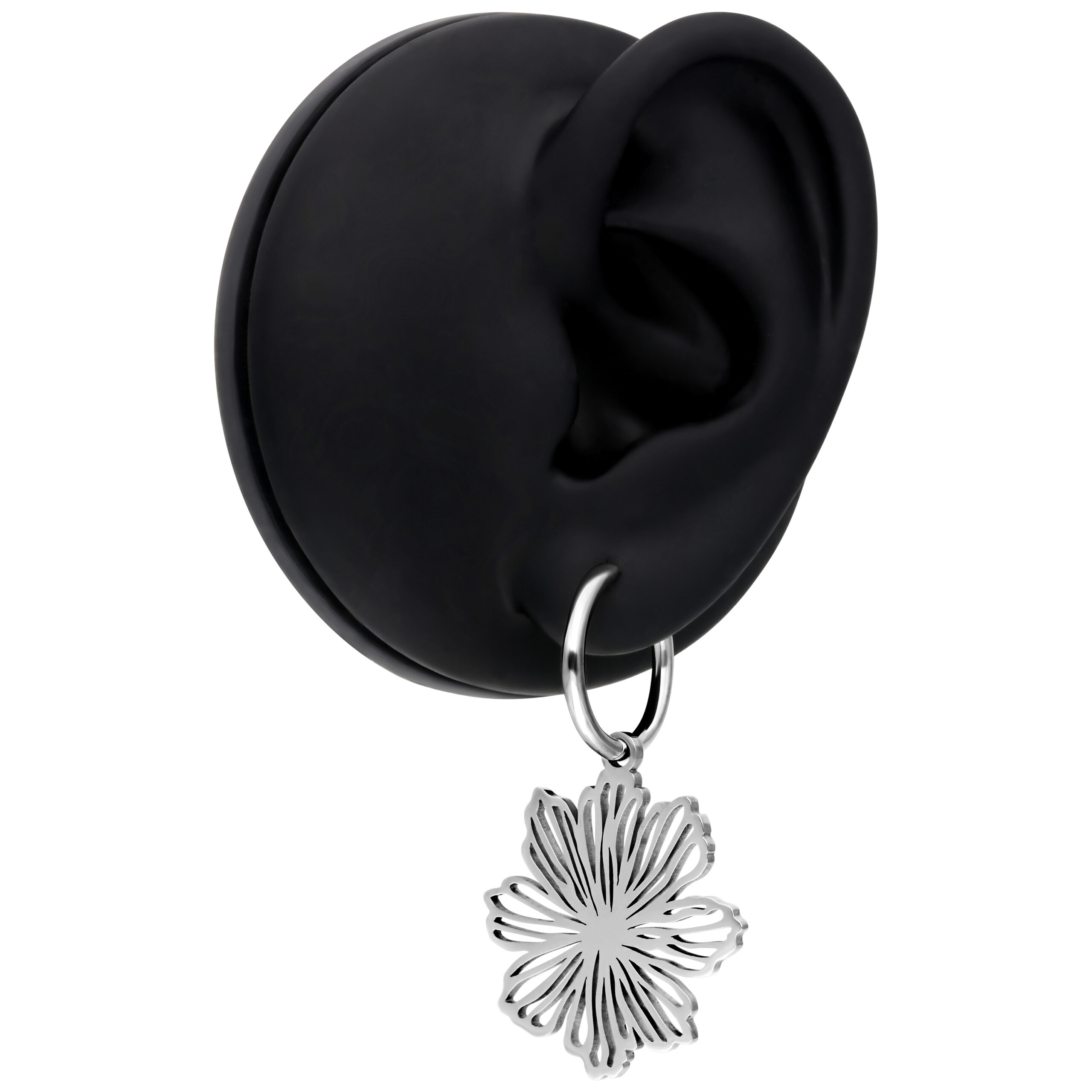 Silberne Flower Ohrringe an schwarzem Ohrmodell auf weißem Hintergrund
