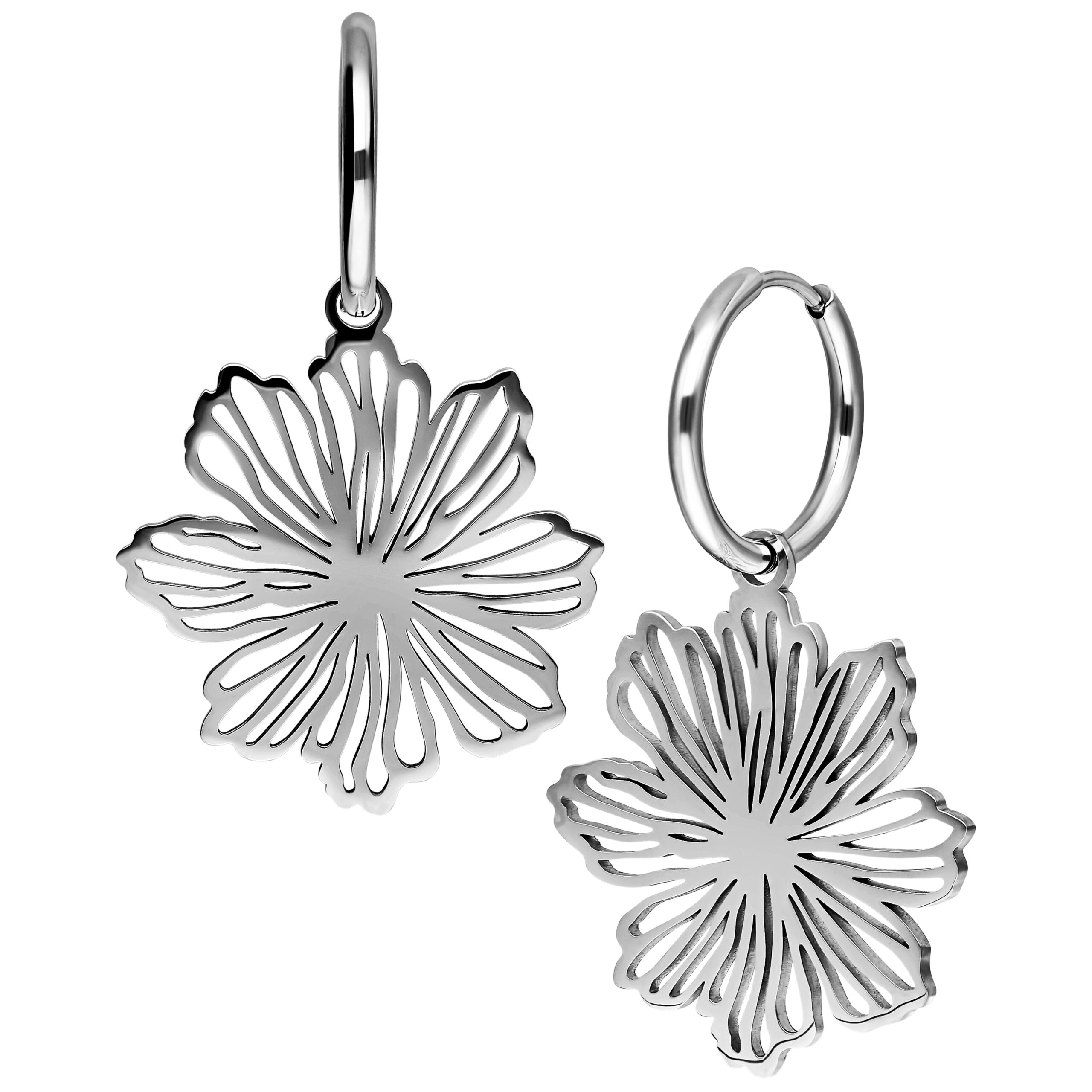Zwei silberne Edelstahl-Ohrringe in Form einer Blüte auf weißem Hintergrund
