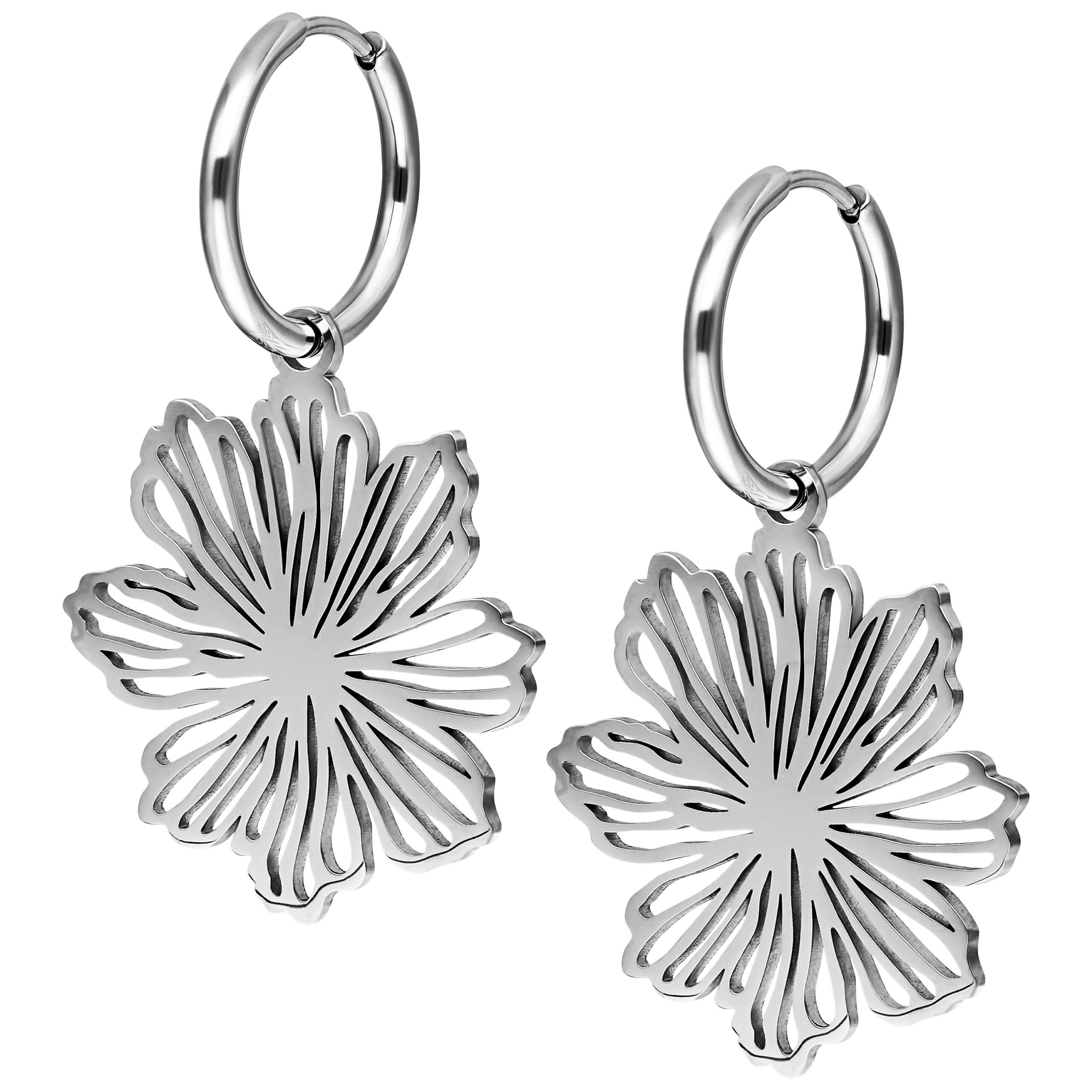 Zwei silberne Creolen mit floralen Anhängern vor weißem Hintergrund