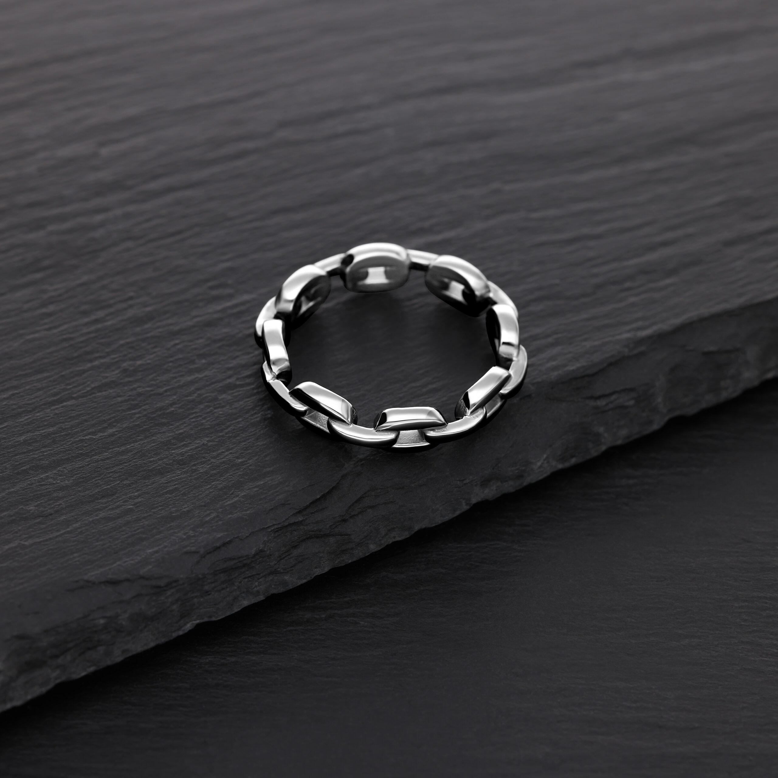 Silberner Link Chain Ring aus Chirurgenstahl auf schwarzem Hintergrund