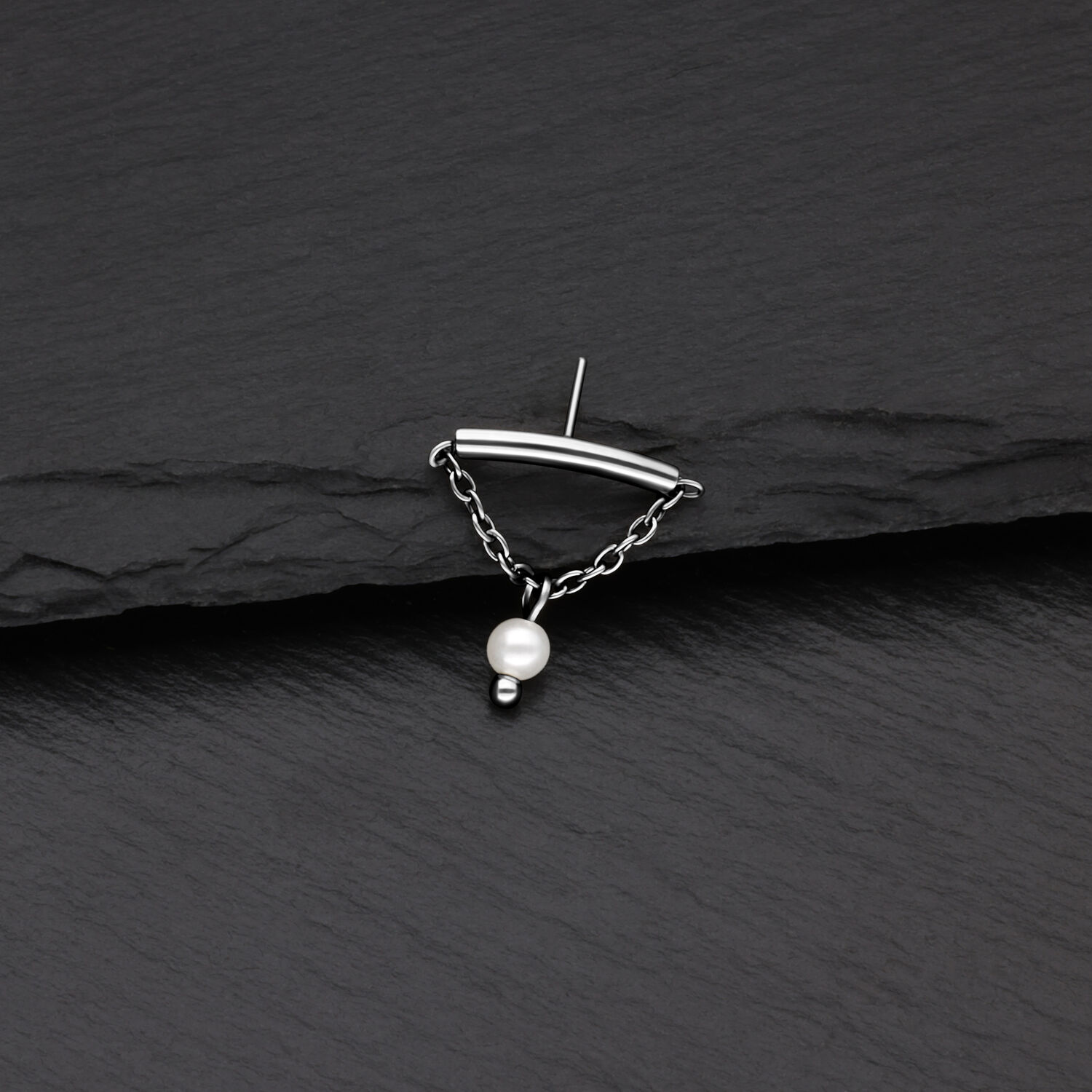 Silberner Helix Piercing Aufsatz mit Perle Silberner Helix Aufsatz mit Kette und Perle auf schwarzem Hintergrund