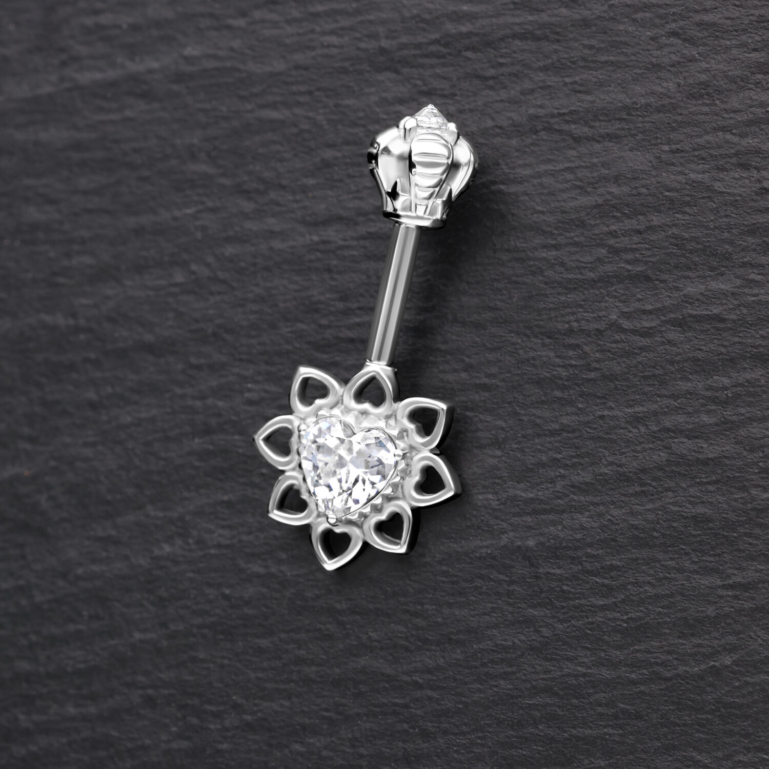 Vertikales Helix Piercing mit Kristallblume Silbernes Helix Piercing mit kristallklarer Blume auf schwarzem Hintergrund