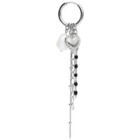 Bubble Heart Hoops mit Perle in Silber Silberner Ohrring mit Herzanhänger und Perle auf weißem Hintergrund