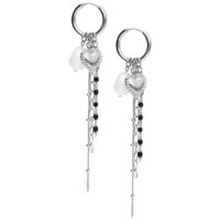 Silberne Herz-Ohrringe mit Perlenanhänger Silberne Creolen mit Herzanhänger und weißen Perlen auf weißem Hintergrund